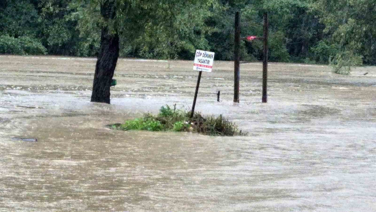 Bartın Irmağı Çağlayan'da taşarak park önündeki yolu ve kaldırımı su altında bıraktı