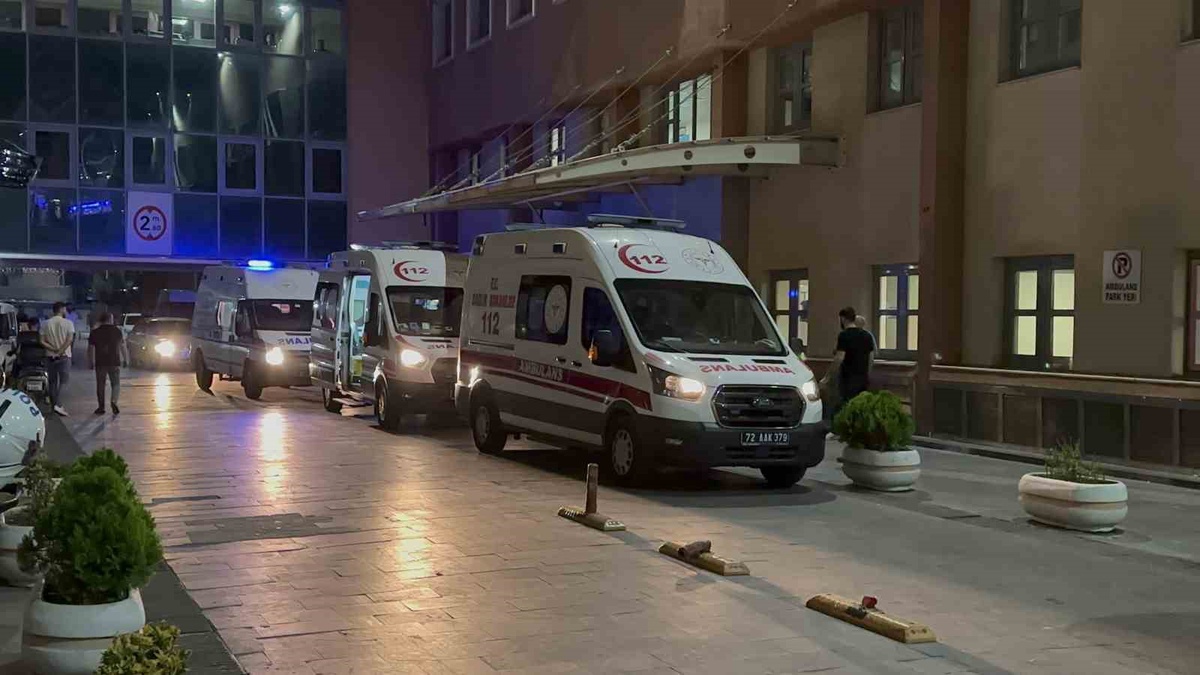 Batman'da 8. kattaki balkondan düştüğü ileri sürülen kadın hastanede kurtarılamadı