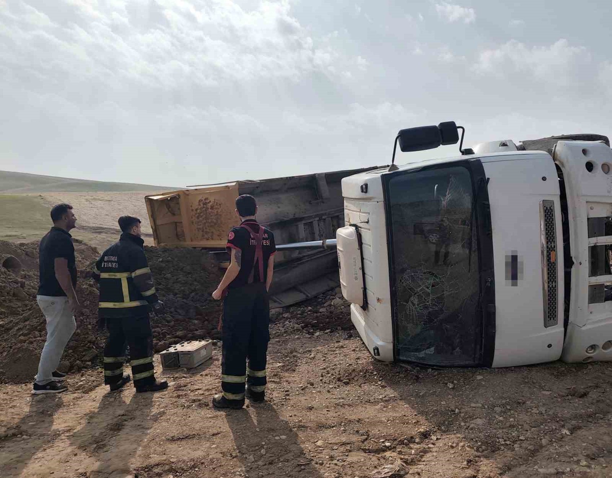 Batman Yenişehir'de kum yüklü kamyon yan yattı, sürücü hafif yaralandı
