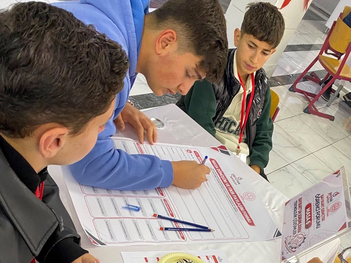Bayburt'ta GençTek Öğrenci Forumu'nda öğrenciler çözüm önerilerini formlara yazdı