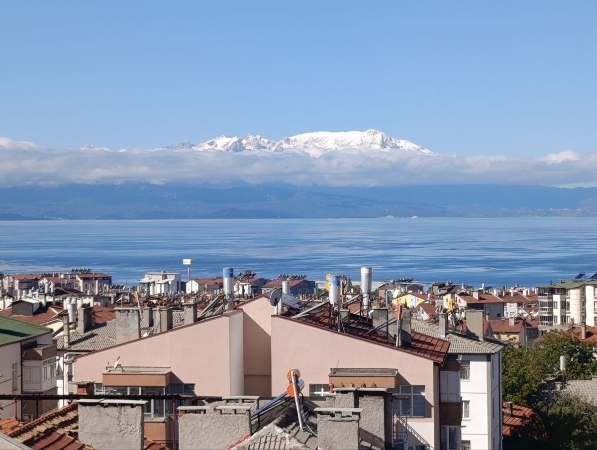 Beyşehir'de Anamas Dağı'nın 2 bin 998 metrelik zirvesi mevsimin ilk karıyla beyazladı