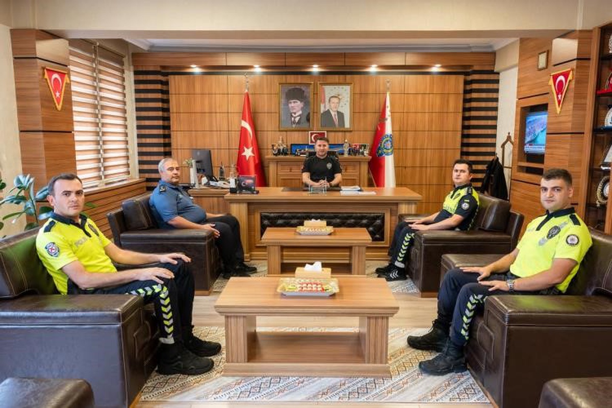 Bilecik Emniyet Müdürü Çağlar, iki polis memurunu örnek davranıştan dolayı tebrik etti