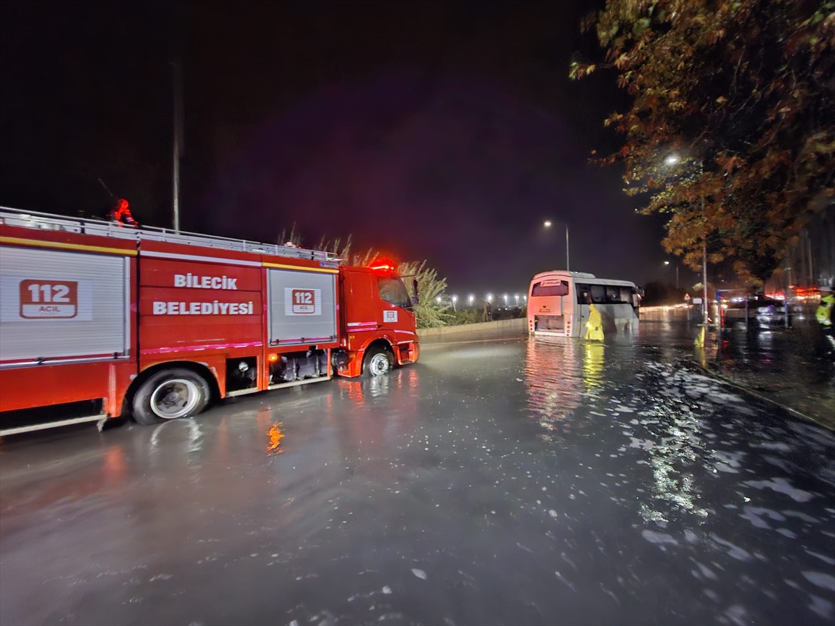 Bilecik'te su birikintisinde mahsur kalan işçi servisi halatla çekilerek kurtarıldı