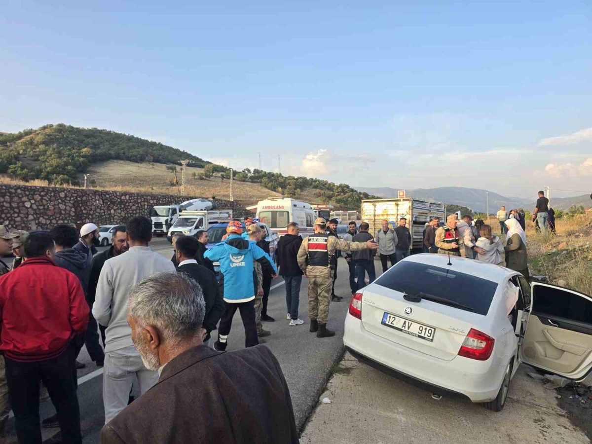 Bingöl-Erzurum karayolunda yoldan çıkan otomobilde 1'i ağır 3 kişi yaralandı