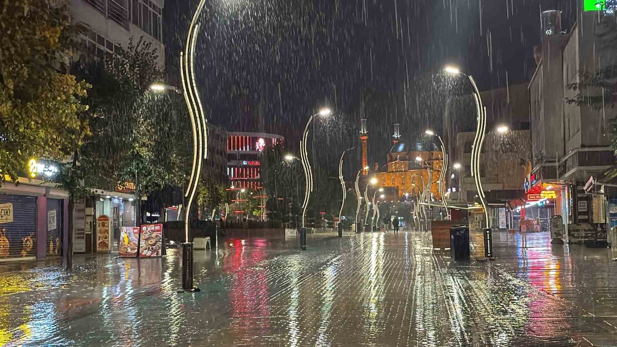 Bolu'da gece saatlerinde etkisini artıran sağanak bazı evleri su bastı