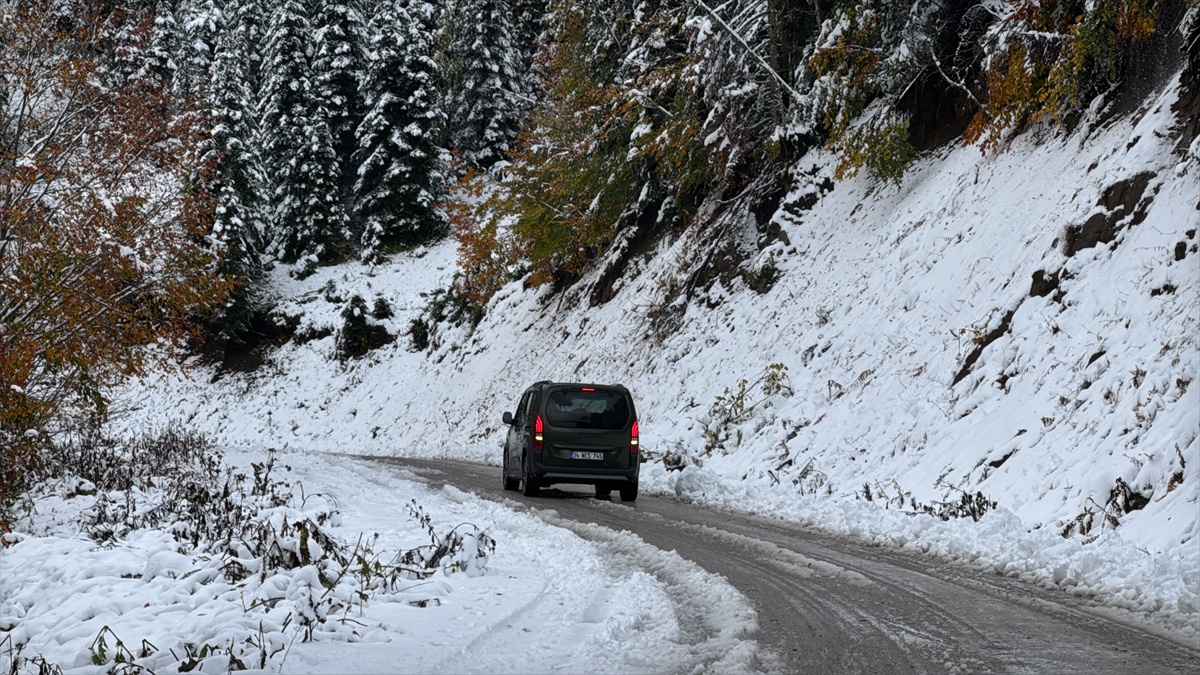 Bolu'da Yedigöller yolunda kar kalınlığı 15 santimetreye ulaştı, ulaşım aksadı