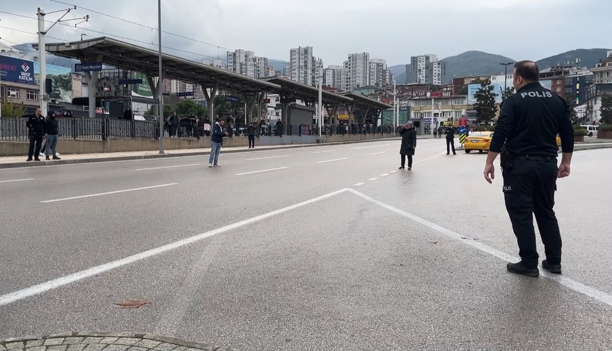 Bursa'da kadın, çocuğunu göremediği iddiasıyla bıçakla trafiği kilitledi
