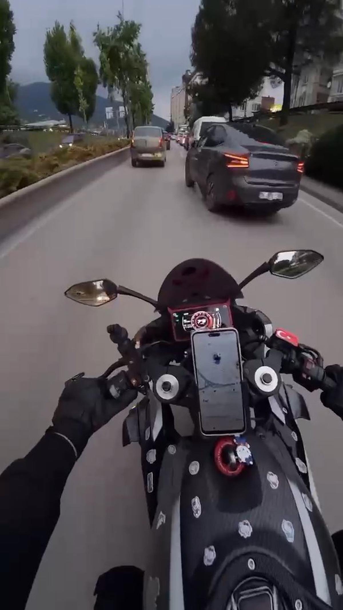 Bursa'da otomobilden kaçan motosiklet başka araca çarptı, kaza kask kamerasında