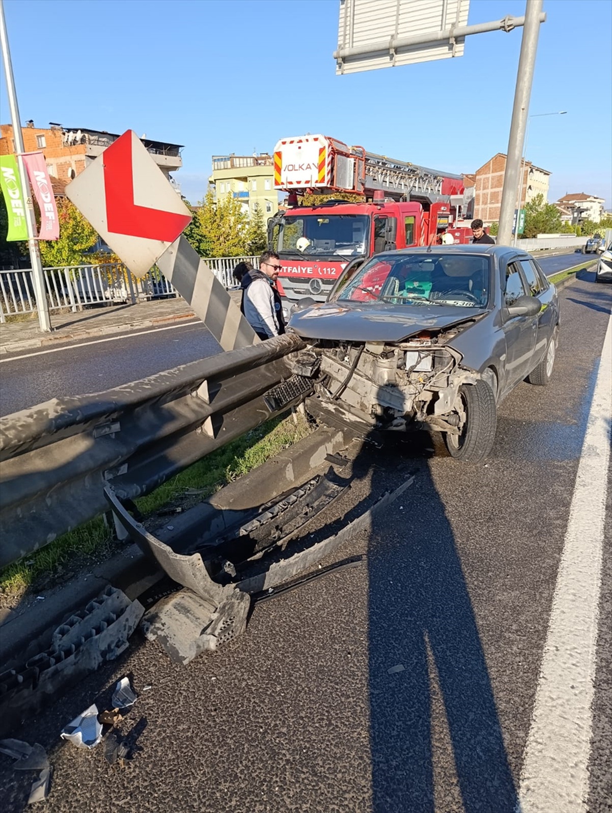 Bursa İnegöl'de otomobil refüjdeki bariyere çarptı, 2 kişi yaralandı