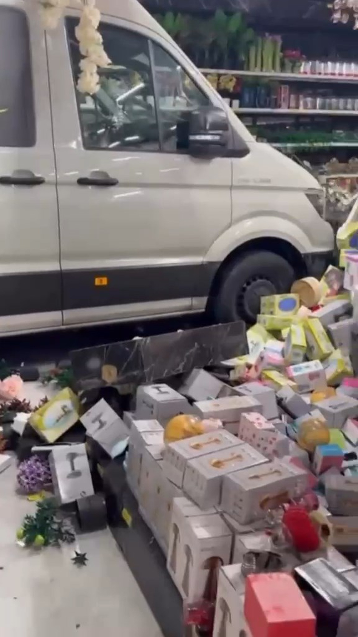 Bursa'da kontrolden çıkan minibüs züccaciye mağazasına daldı! İki müşteri aracın altında kalmaktan son anda kurtuldu