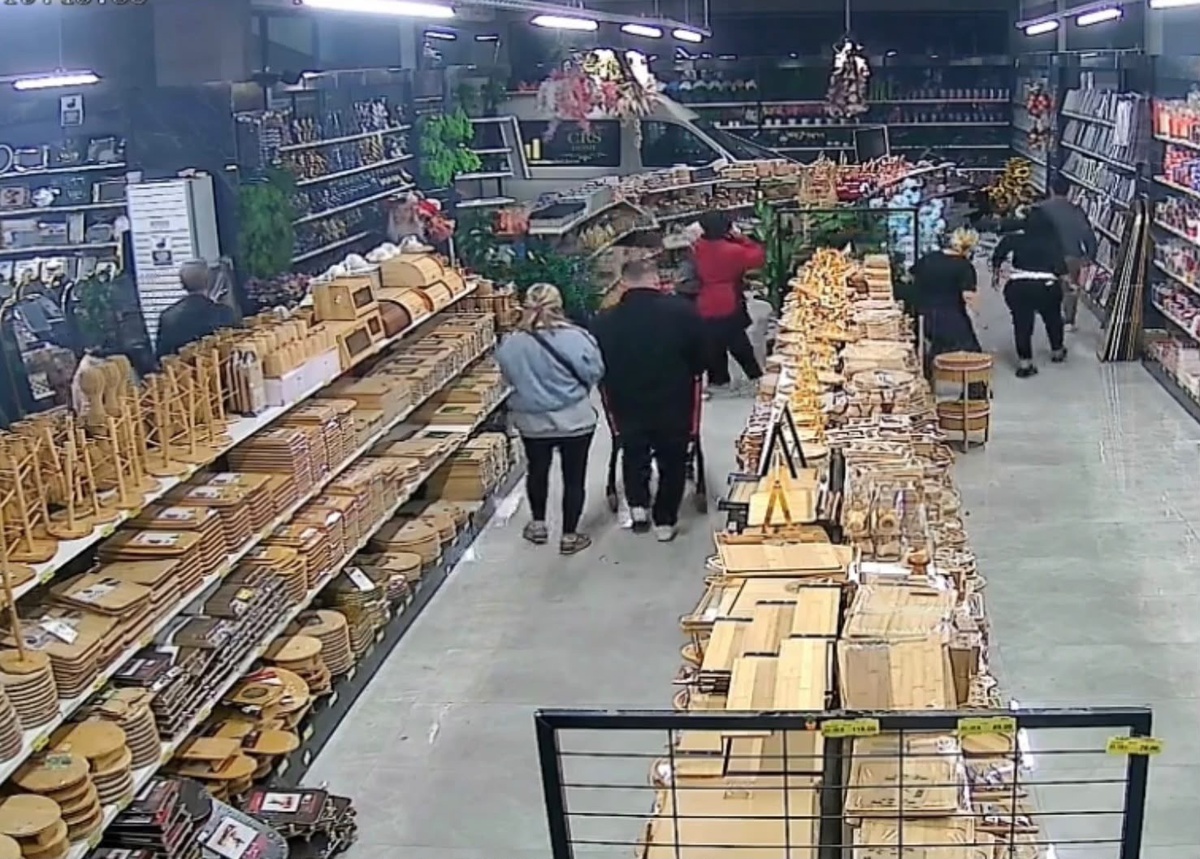 Bursa Nilüfer'de servis aracı züccaciye mağazasına daldı, yaralanan olmadı