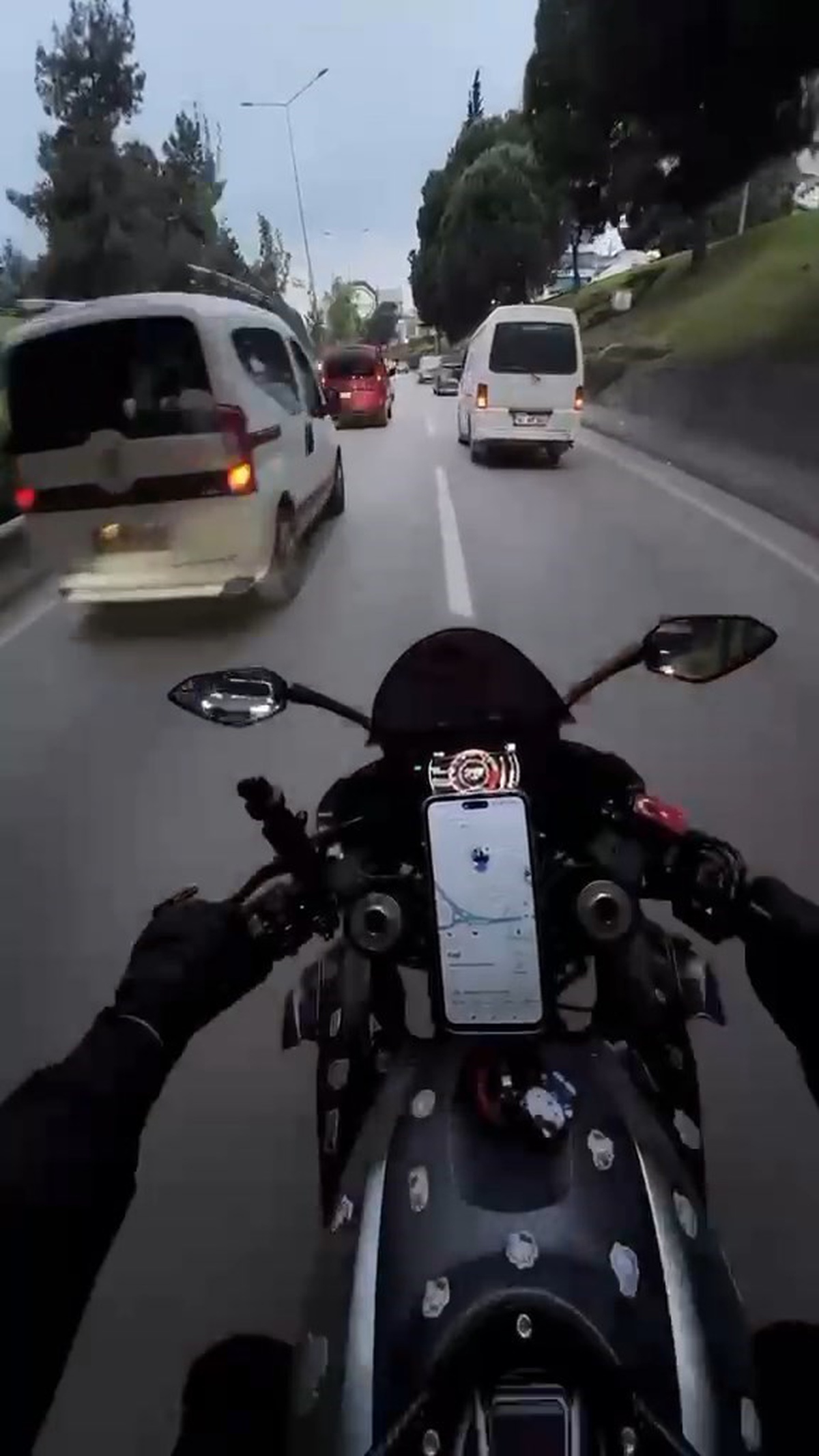 Bursa Osmangazi'de motosikletin otomobile çarptığı an kask kamerasında yer aldı