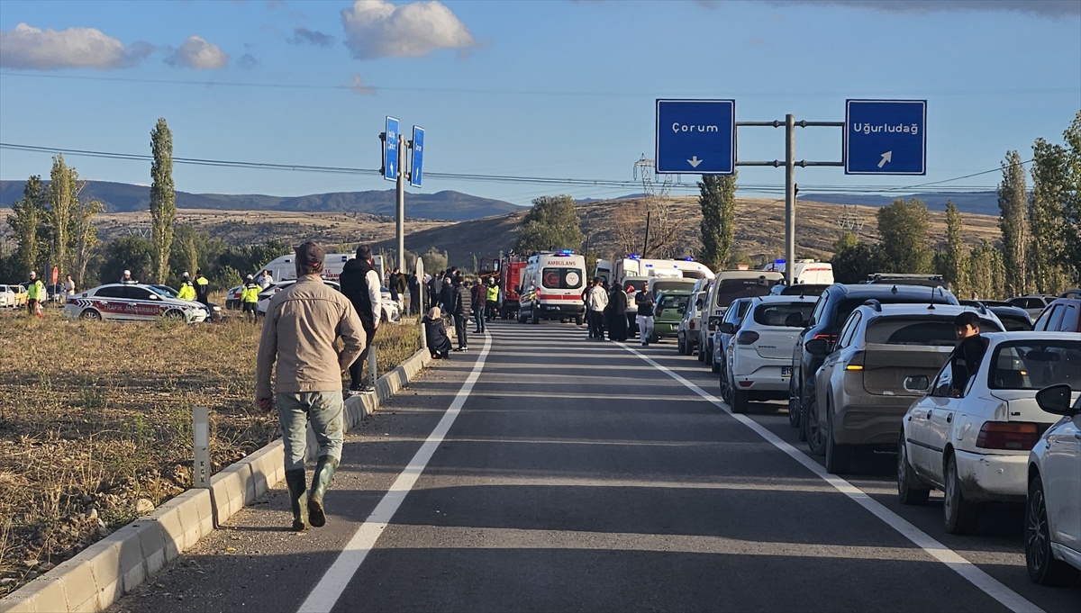 Çorum'da iki otomobil çarpıştı, Uğurludağ kavşağında 7 kişi yaralandı