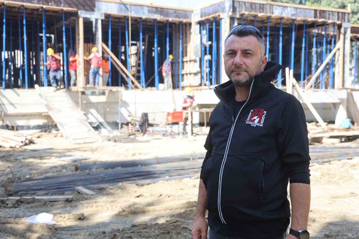 Depremde eşini ve 2 kızını kaybeden baba, Hatay'da 5 eğitim yuvası inşa ediyor