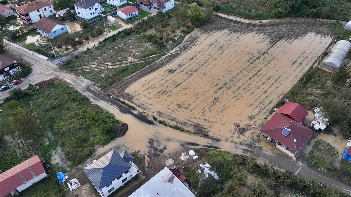 Düzce Gölyaka'da taşkında ev ve arazileri su bastı, tahliye çalışmaları sürüyor