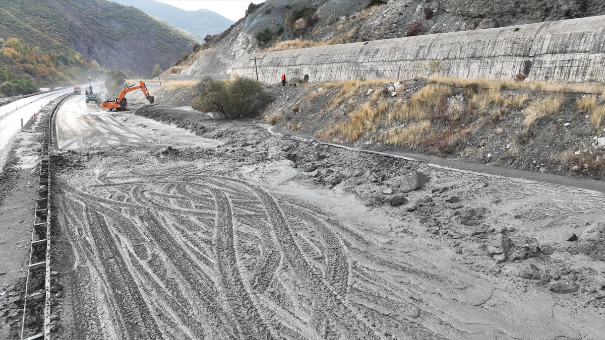 Erzincan-Erzurum yolundaki heyelan ve tek şerit açma çalışması dronla görüntülendi