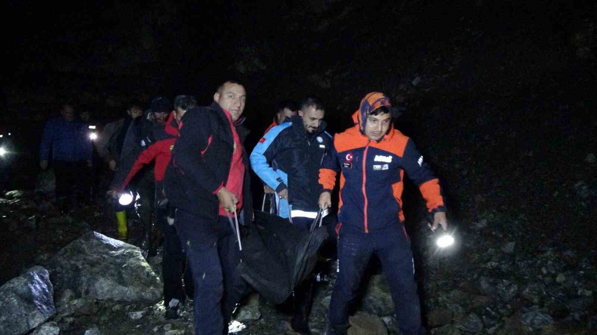 Erzurum Pasinler'de 49 yaşındaki adam kalp krizinden öldü, 3 kişi kurtarıldı