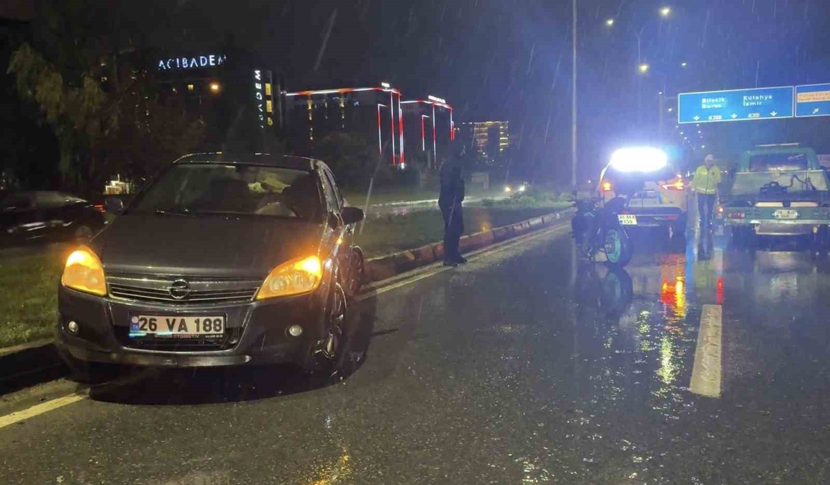 Eskişehir çevreyolunda kaygan yolda otomobil motosikletle çarpıştı, 1 kişi yaralandı