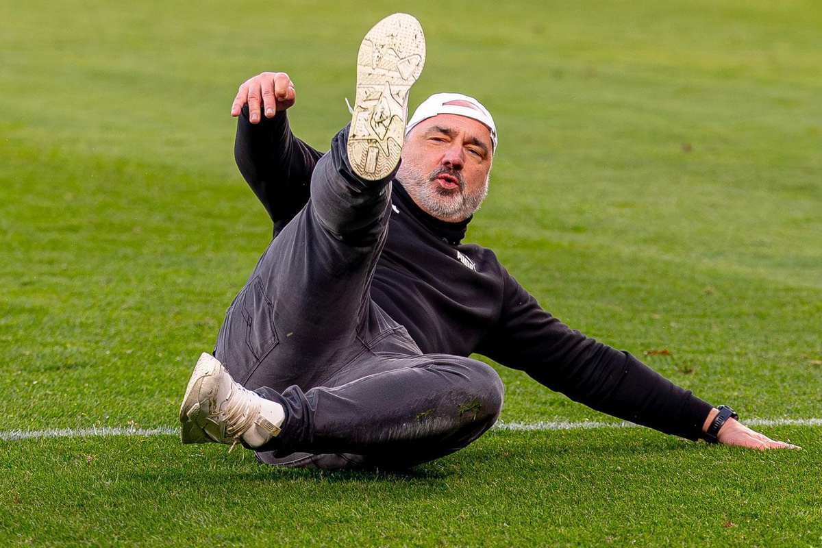 Fenerbahçe'nin rakibinde ortalık karıştı: Kendi oyuncusuna ateş püskürdü