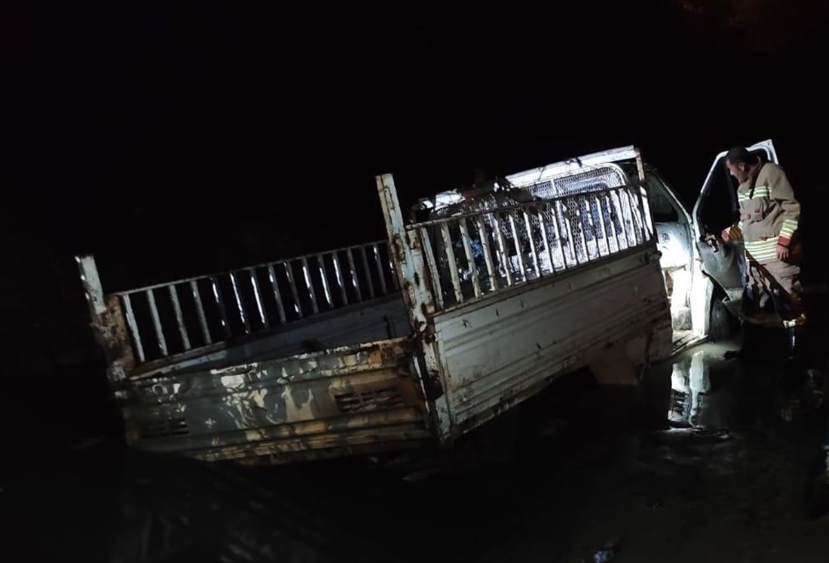 Hatay Defne'de kontrolden çıkan pikap Asi Nehri'ne düştü, 2 kişi yaralandı