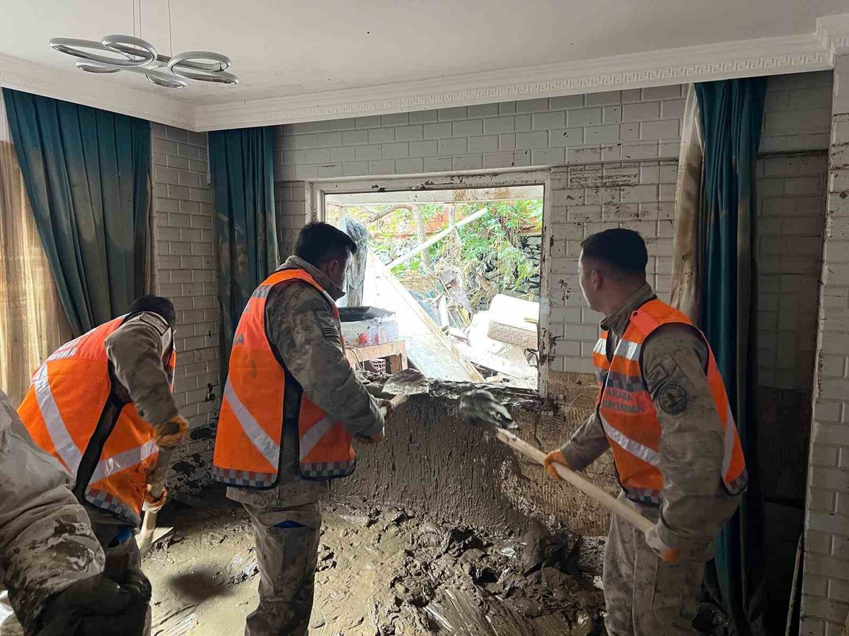 İstanbul'da sel sonrası Jandarma, Beykent Üniversitesi Konukevi çevresini temizledi