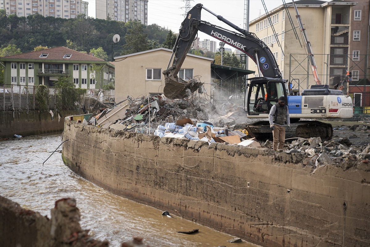 İstanbul Sarıyer'de dere yatağındaki 19 dükkan ve Kur'an kursunun yıkımı tamamlandı
