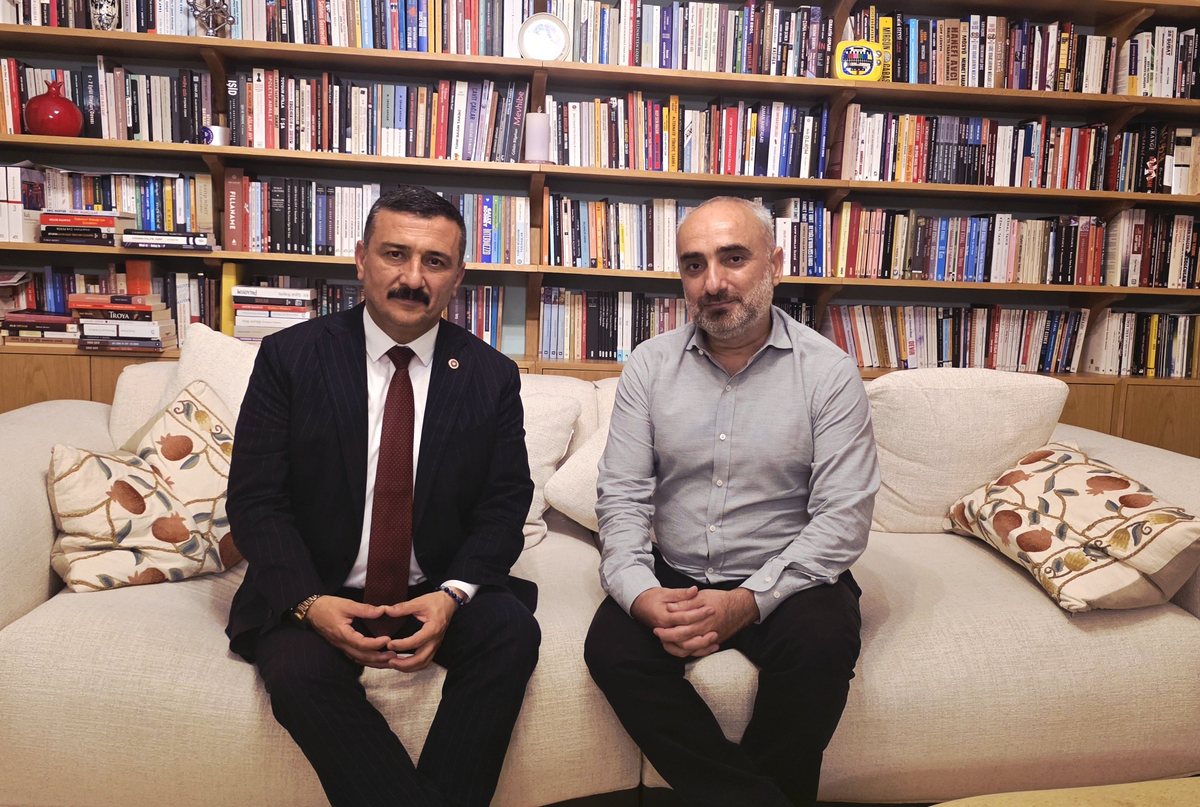 İYİ Parti vekili Türkoğlu, elektronik kelepçeli gazeteci Saymaz'ı evinde ziyaret etti