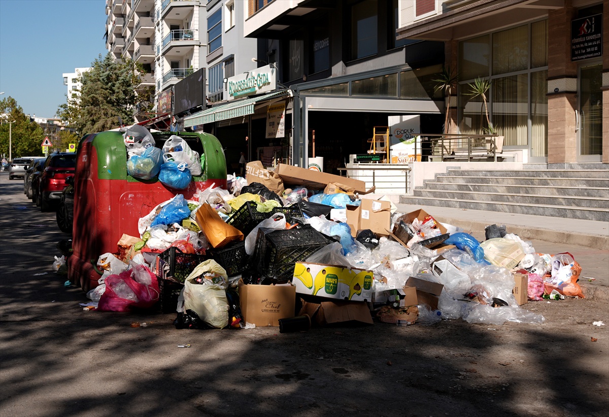 İzmir Karşıyaka'da çöpler boşaltılmadı, mahalle sakinleri kokudan şikayet etti