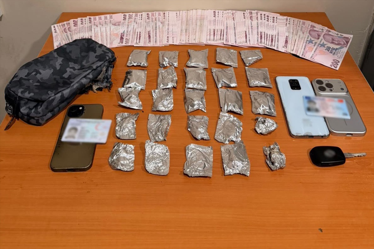 Kadıköy'de araçta uyuşturucu ele geçirildi, 2 şüpheliden 1'i tutuklandı