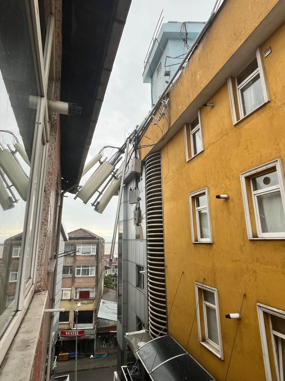 Karadeniz Ereğli'de kuvvetli rüzgar çatı katındaki baz istasyonunu yıktı