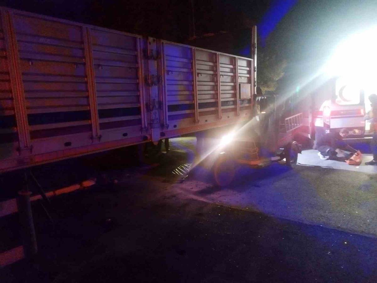 Karapınar'da üç tekerlekli motosiklet römorka çarptı, sürücünün hayati tehlikesi var