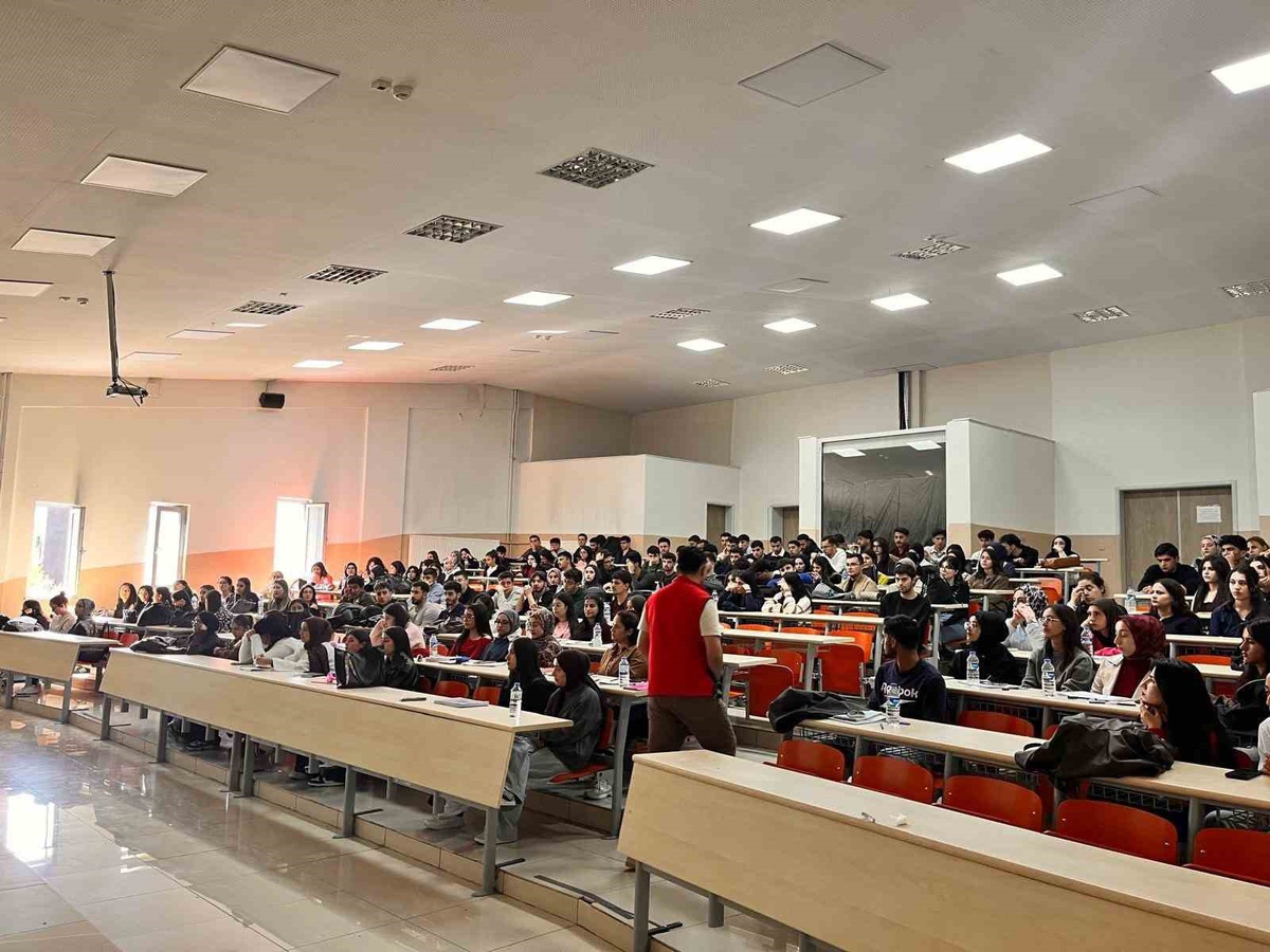 Kars Emniyet Müdürlüğü 1985 öğrenciye El Ele Güvenli Geleceğe semineri verdi