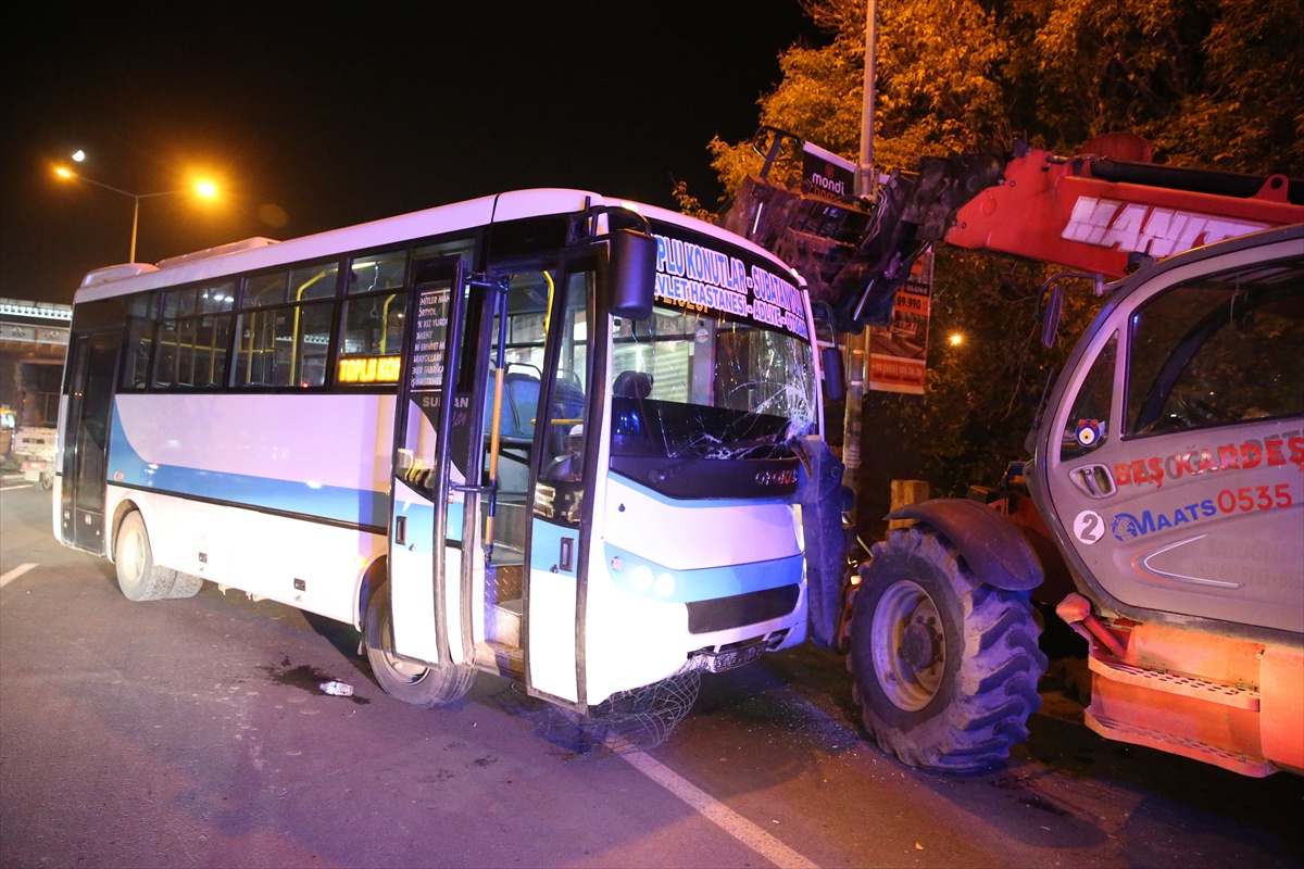 Kars'ta kontrolden çıkan halk otobüsü karşı şeride geçerek iş makinesine çarptı
