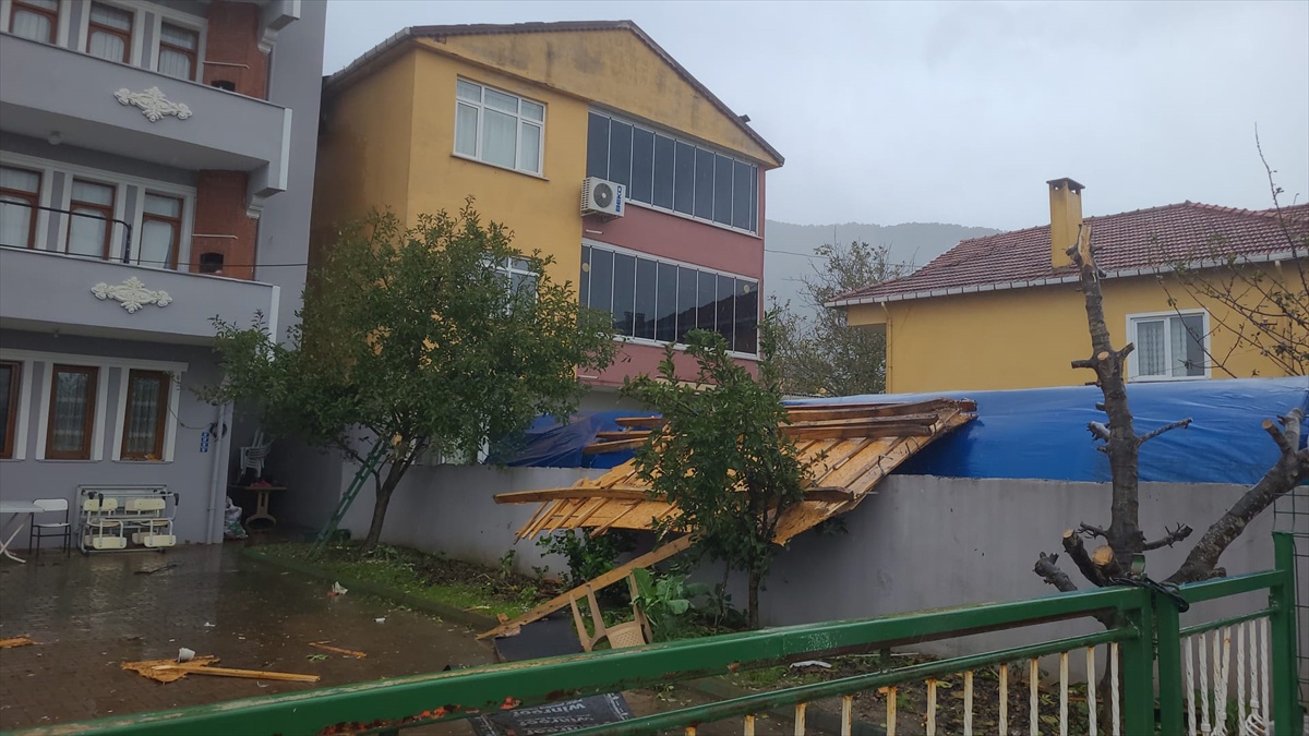 Kastamonu'da 5 ilçede fırtına çatıları uçurdu, rüzgar 116 kilometreye ulaştı
