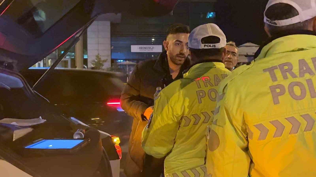 Kayseri'de refüje çıkan alkollü sürücü polise 'Teşkilat mısınız?' dedi! Kamera yalanını ortaya çıkardı
