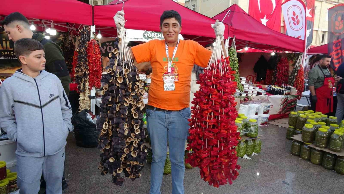 Kilis'te Biber Festivali'ne İstanbul ve Mardin'den gelenler yoğun ilgi gösteriyor