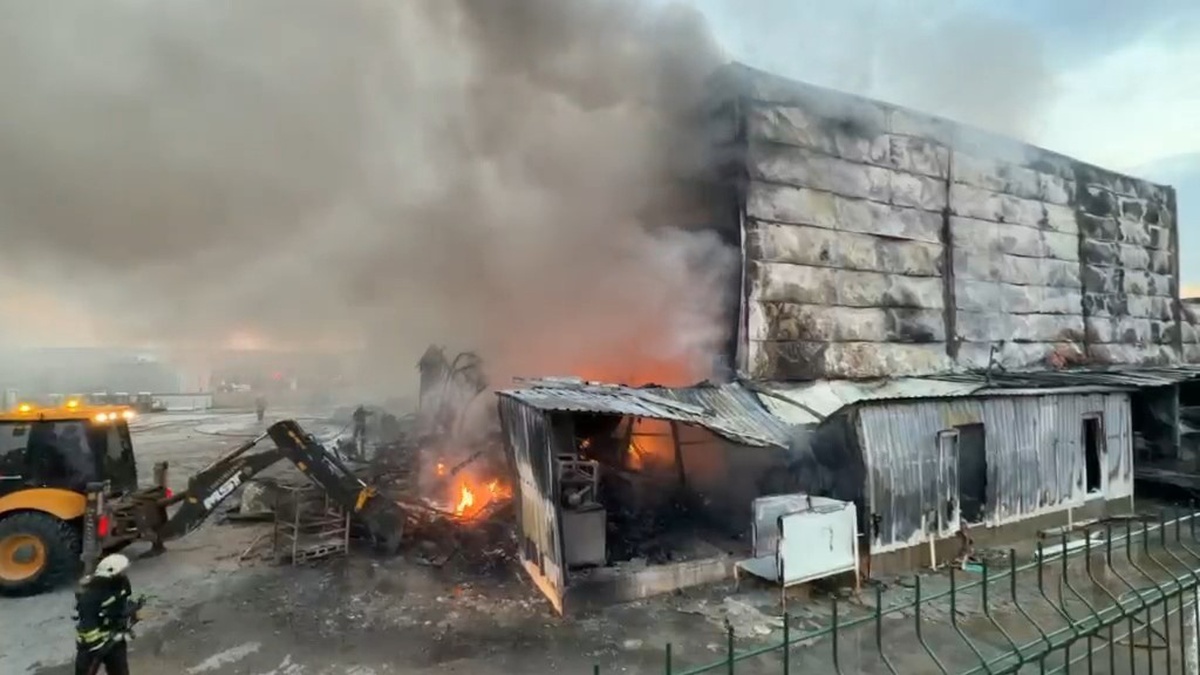 Kırklareli Çakıllı'da ilaç fabrikasındaki yangına çevre illerden itfaiye geldi