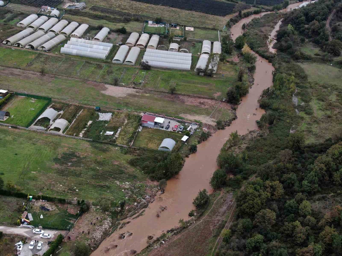 Kocaeli Gebze'de selde sürüklenen 2 kişi aranıyor, 1 kişi kurtuldu