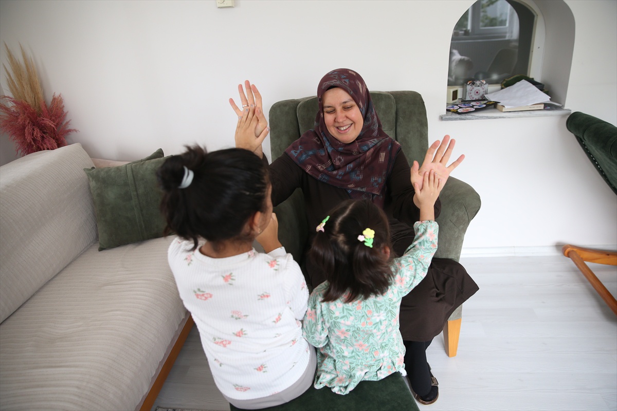Konya'da Esra Sarıcaoğlu, Meryem'in kardeş özlemi için Berfin'e de koruyucu aile oldu