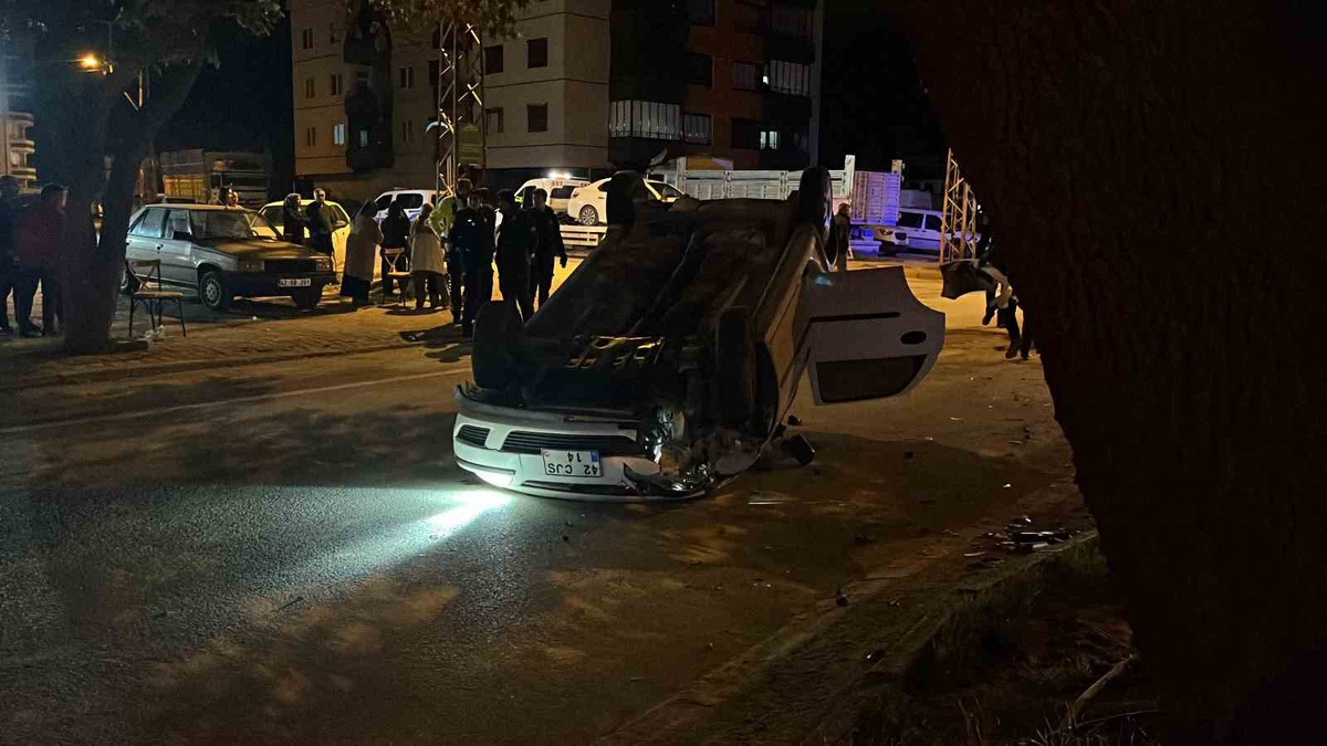 Konya Karatay'da iki otomobil çarpıştı, araçlardan biri takla attı