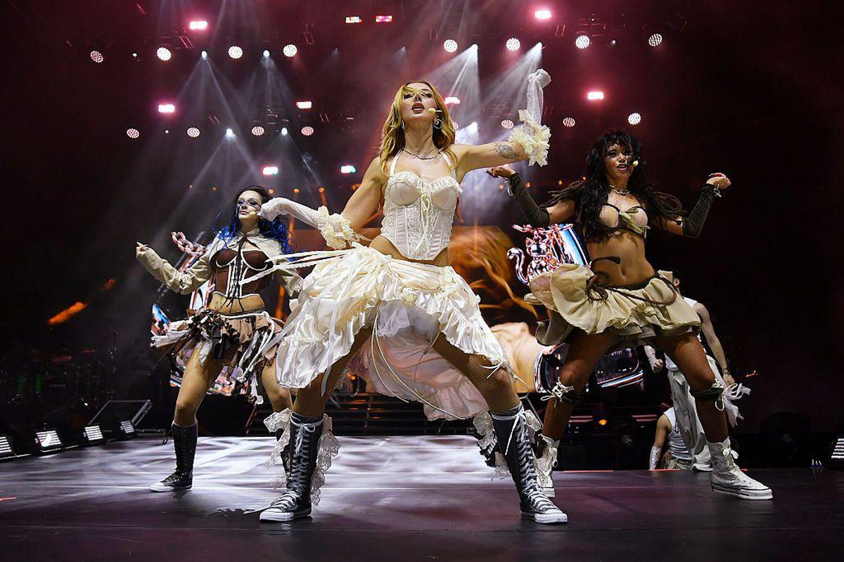 Manifest, Wembley Arena'da ilk İngiltere konserini verdi! Sahnede Türkçe şarkılar söylediler