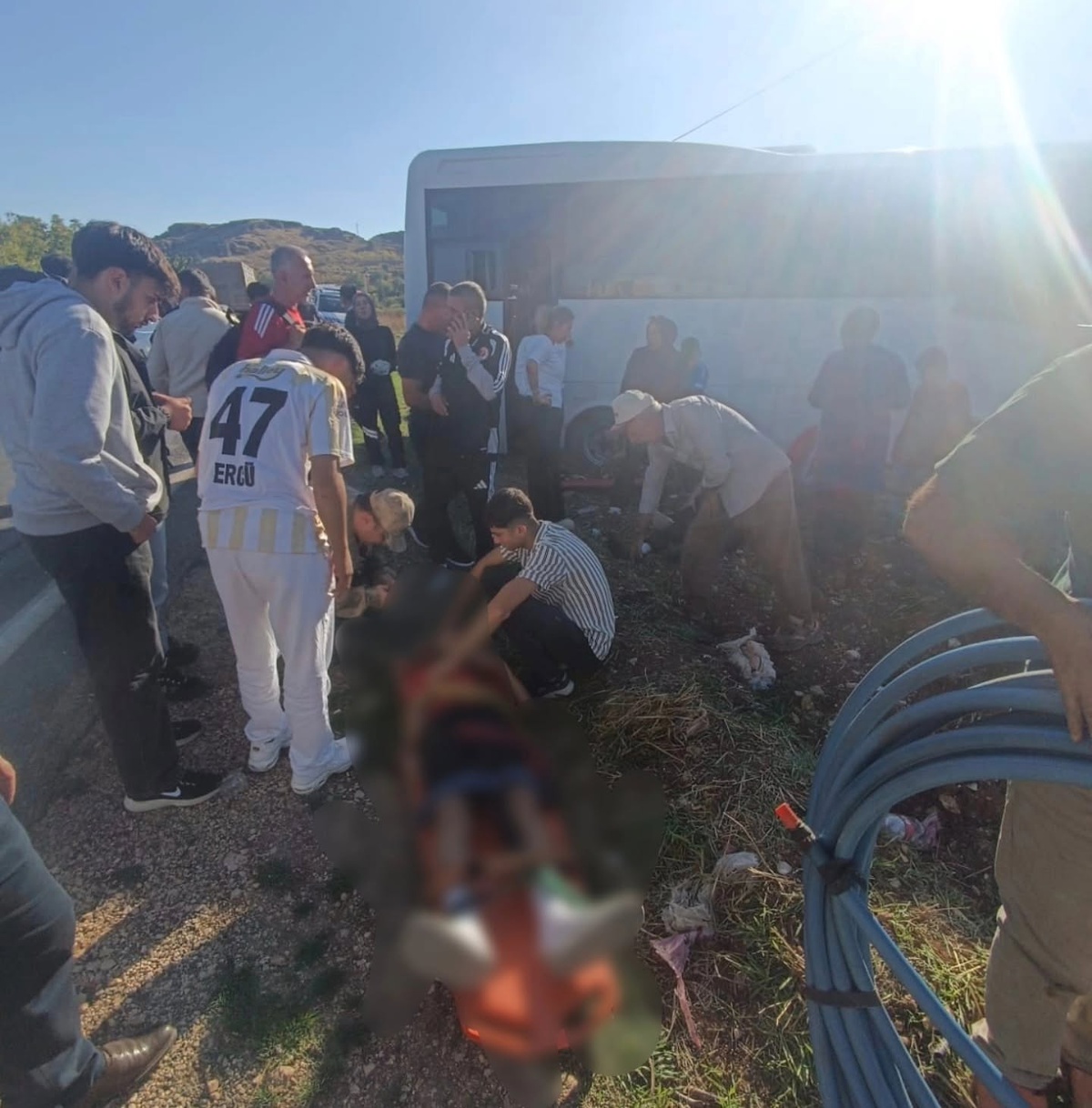 Mardin Mazıdağı'nda hafif ticari araç midibüsle çarpıştı, 3'ü çocuk 4 kişi yaralandı