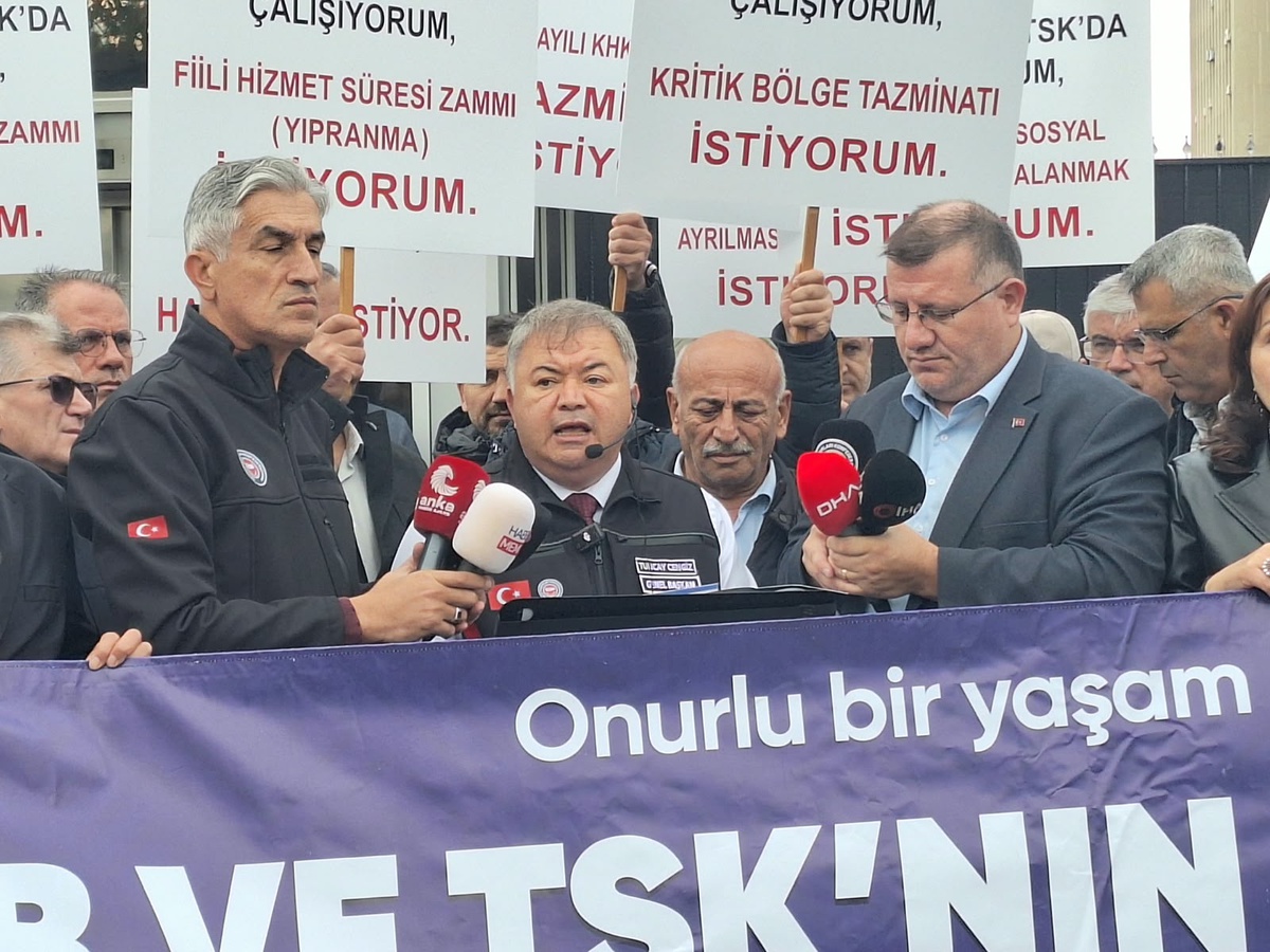 MSB, TSK ve Jandarmadaki sivil memurlar TÜİK önünde taleplerini sıraladı