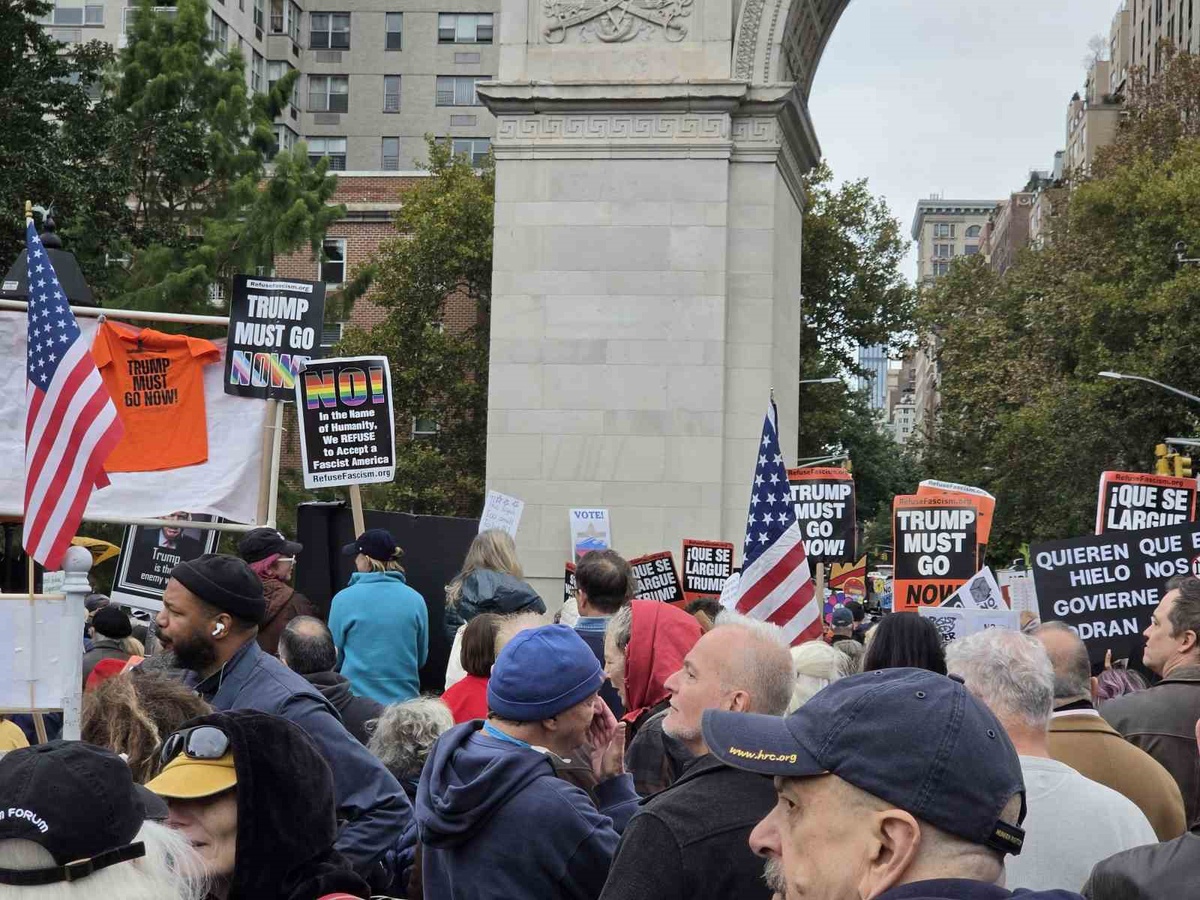 New York'ta yüzlerce kişi Trump karşıtı 'Krallara Hayır' eyleminde erken oy istedi