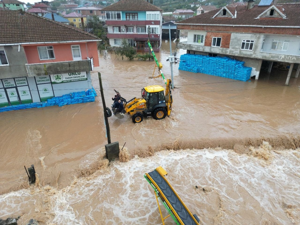Sakarya Karasu'da baraj suları taştı, Darıçayırı Mahallesi'ni 50 santimetre su bastı
