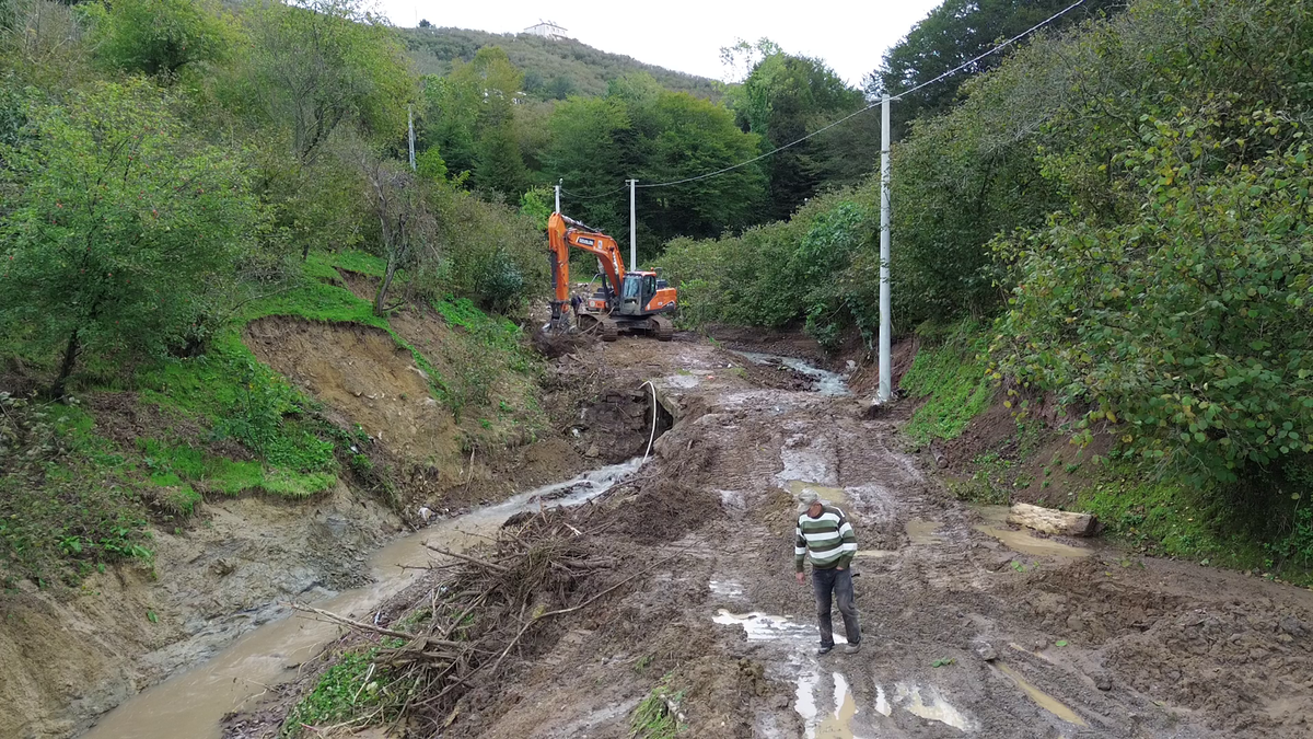 Sakarya Karasu'da taşkında yıkılan 3 köprü iş makineleriyle onarılıyor