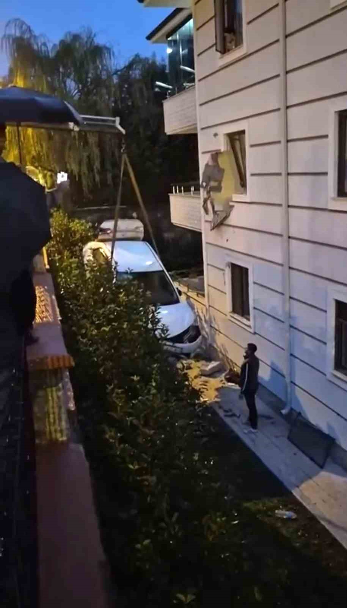 Sakarya'da akılalmaz kaza! Kontrolden çıkan otomobil apartmanın ikinci katındaki daireye çarptı