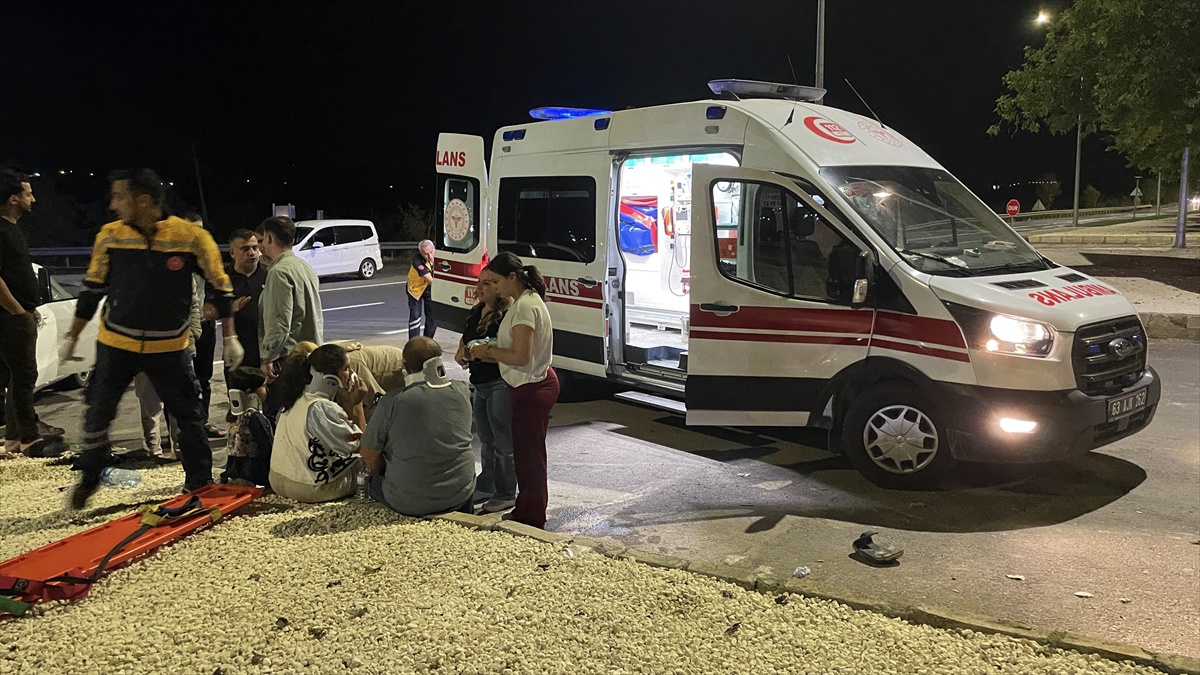 Şanlıurfa Karaköprü'de iki araç çarpıştı, 4 yaralı hastaneye kaldırıldı