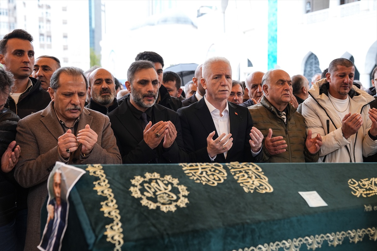 Sarıyer'de selde kaybolan Turgut Dursun'un cenazesine İstanbul Valisi Gül katıldı