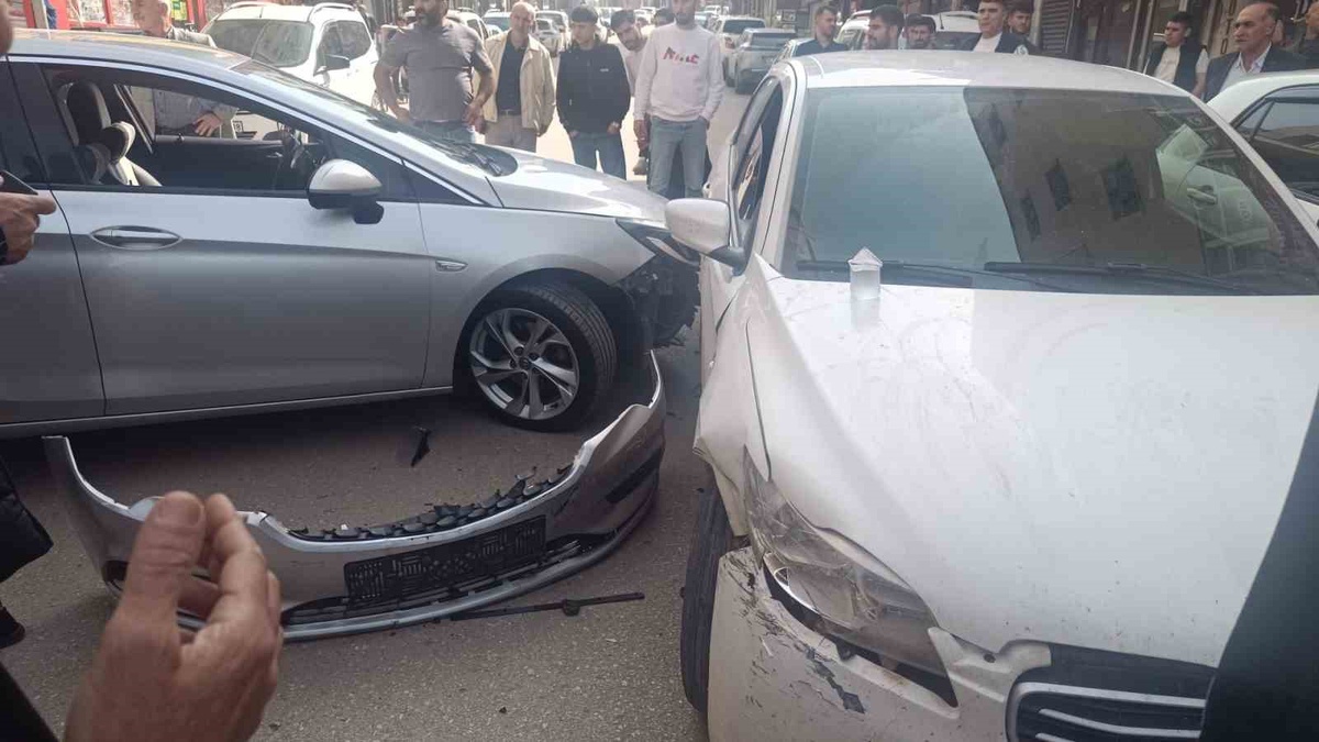Siirt Kurtalan'da iki araç çarpıştı, kazada yaralanan olmadı